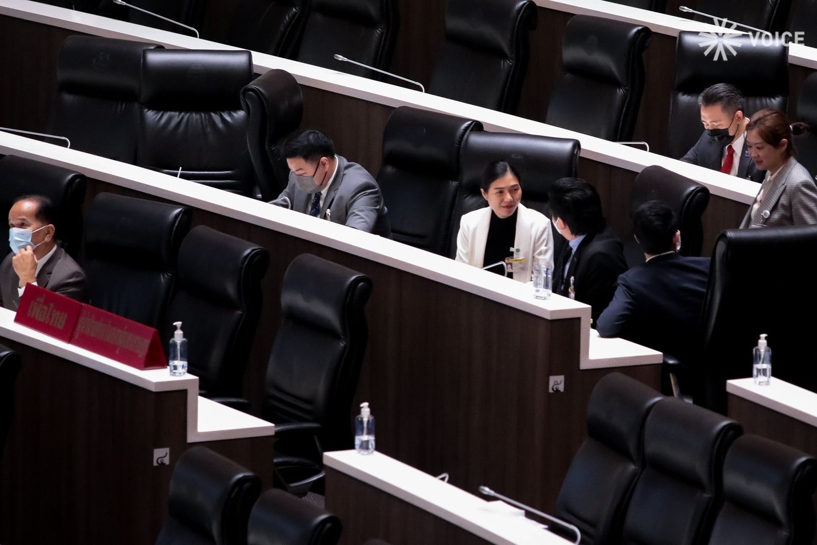 จิราพร ประชุมสภา 8-8478-CE69BBE33270.jpeg