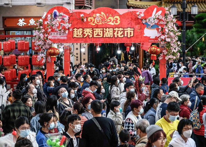 จีนฉลองปีใหม่ 'หวานอมขมกลืน' ดื่มด่ำตรุษจีนพร้อมกับการไว้อาลัยผู้เสียชีวิตจากโควิด