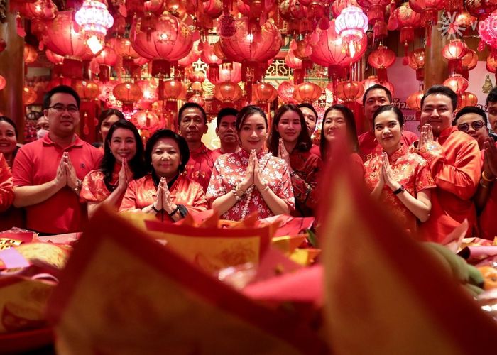 ‘แพทองธาร’ นำ ส.ส.-ผู้สมัคร ‘เพื่อไทย’ ขอพรวัดเล่งเน่ยยี่ เจ้าอาวาสขอให้สมหวัง