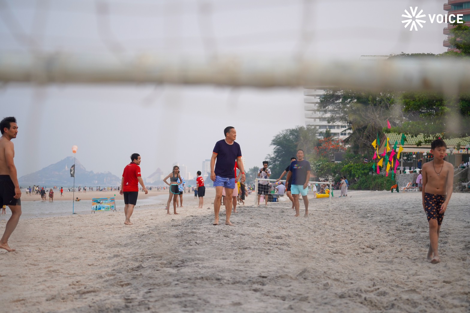 เศรษฐา เตะบอลบนชายหาดหัวหิน