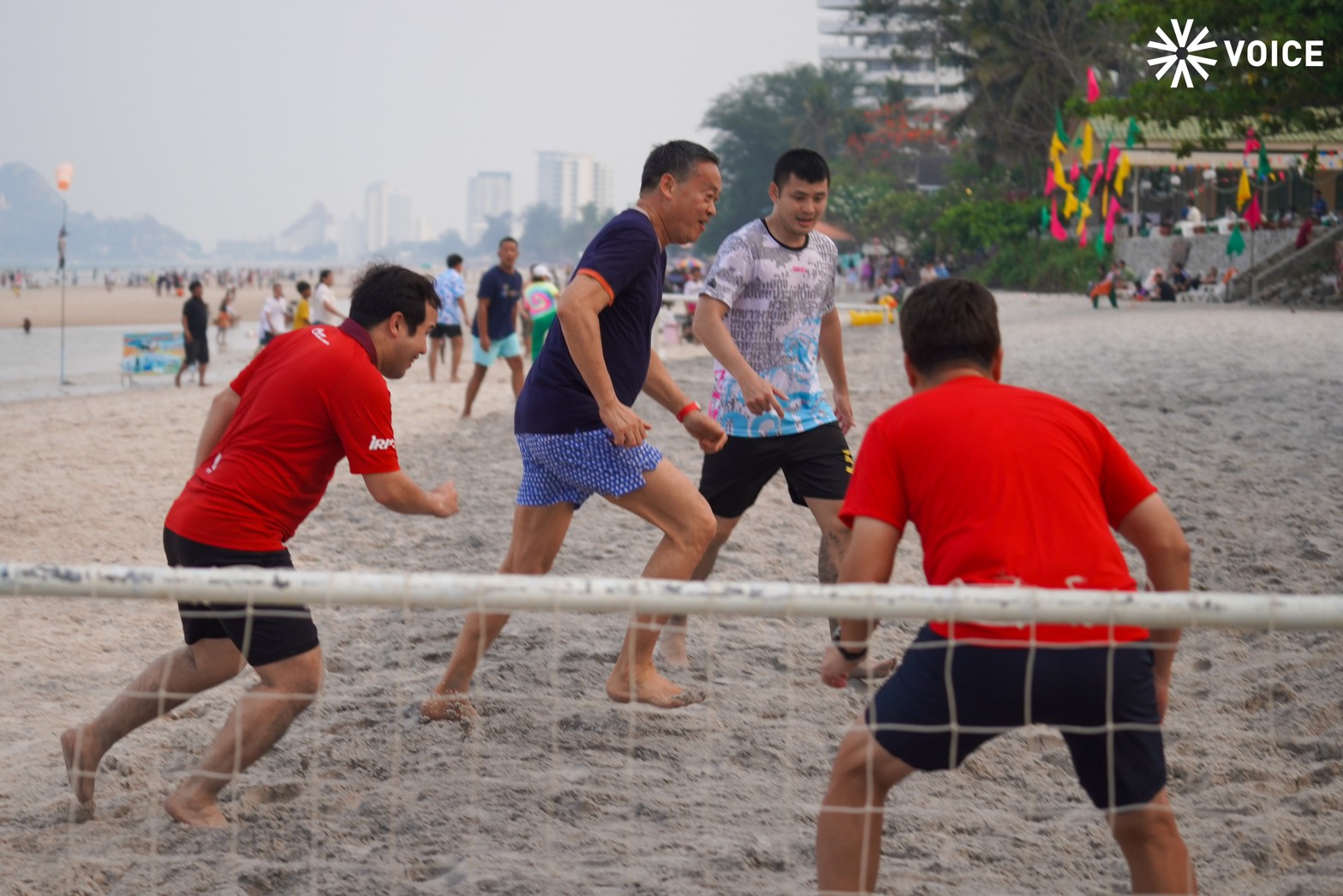 เศรษฐา เตะบอลบนชายหาดหัวหิน