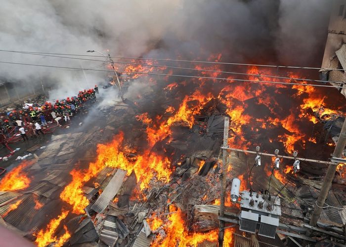 ไฟไหม้ตลาดผ้าบังคลาเทศ วุ่นระดมพนักงานดับเพลิง 600 ราย