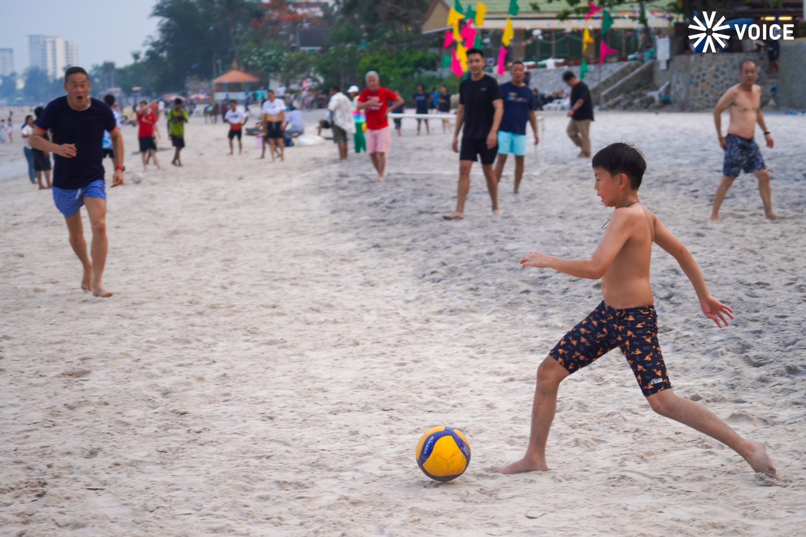 เศรษฐา เตะบอลบนชายหาดหัวหิน