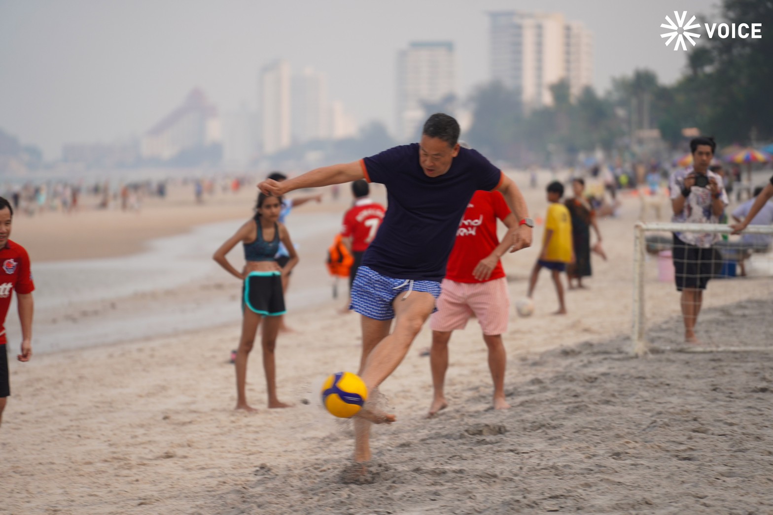 เศรษฐา เตะบอลบนชายหาดหัวหิน