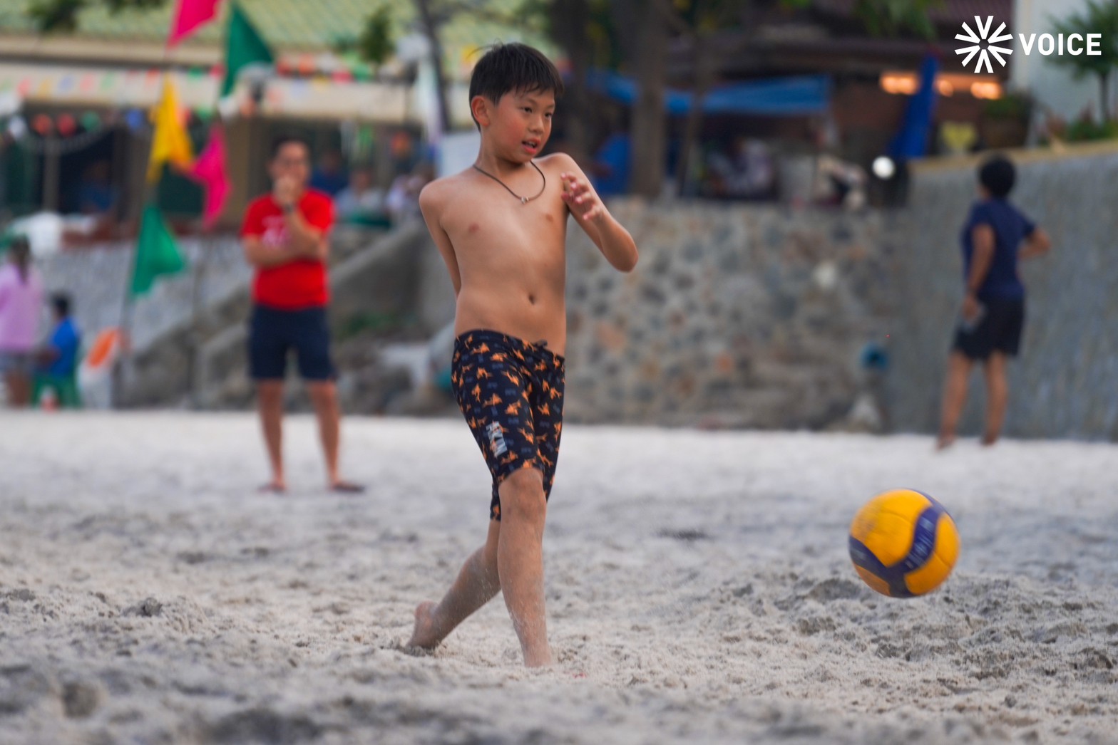 เศรษฐาเตะบอลบนชายหาดหัวหิน