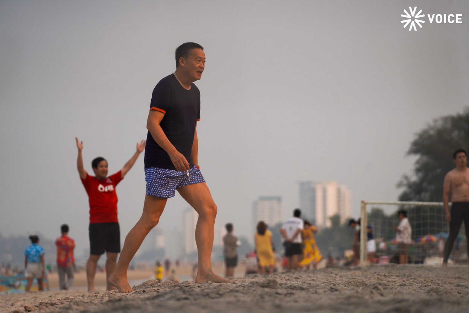 เศรษฐาเตะบอลบนชายหาดหัวหิน