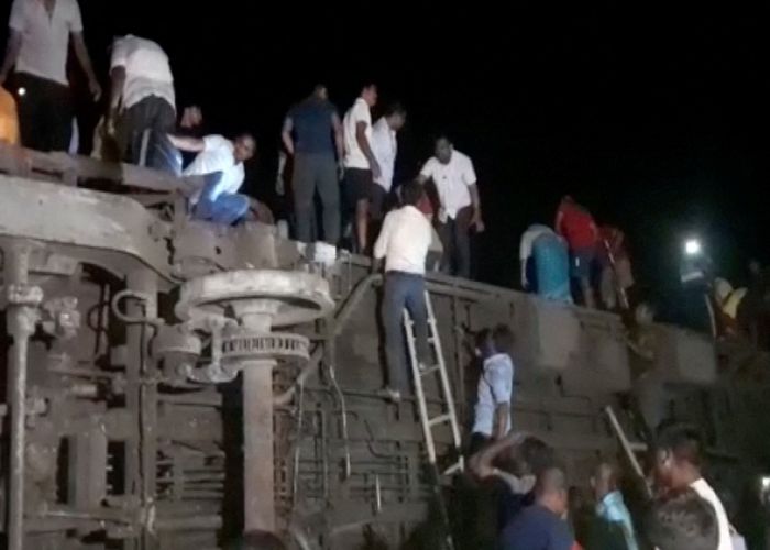 ดับ 200 ศพ เจ็บอีก 900 ราย เหตุรถไฟอินเดียชนกัน รุนแรงสุดในรอบร้อยปี