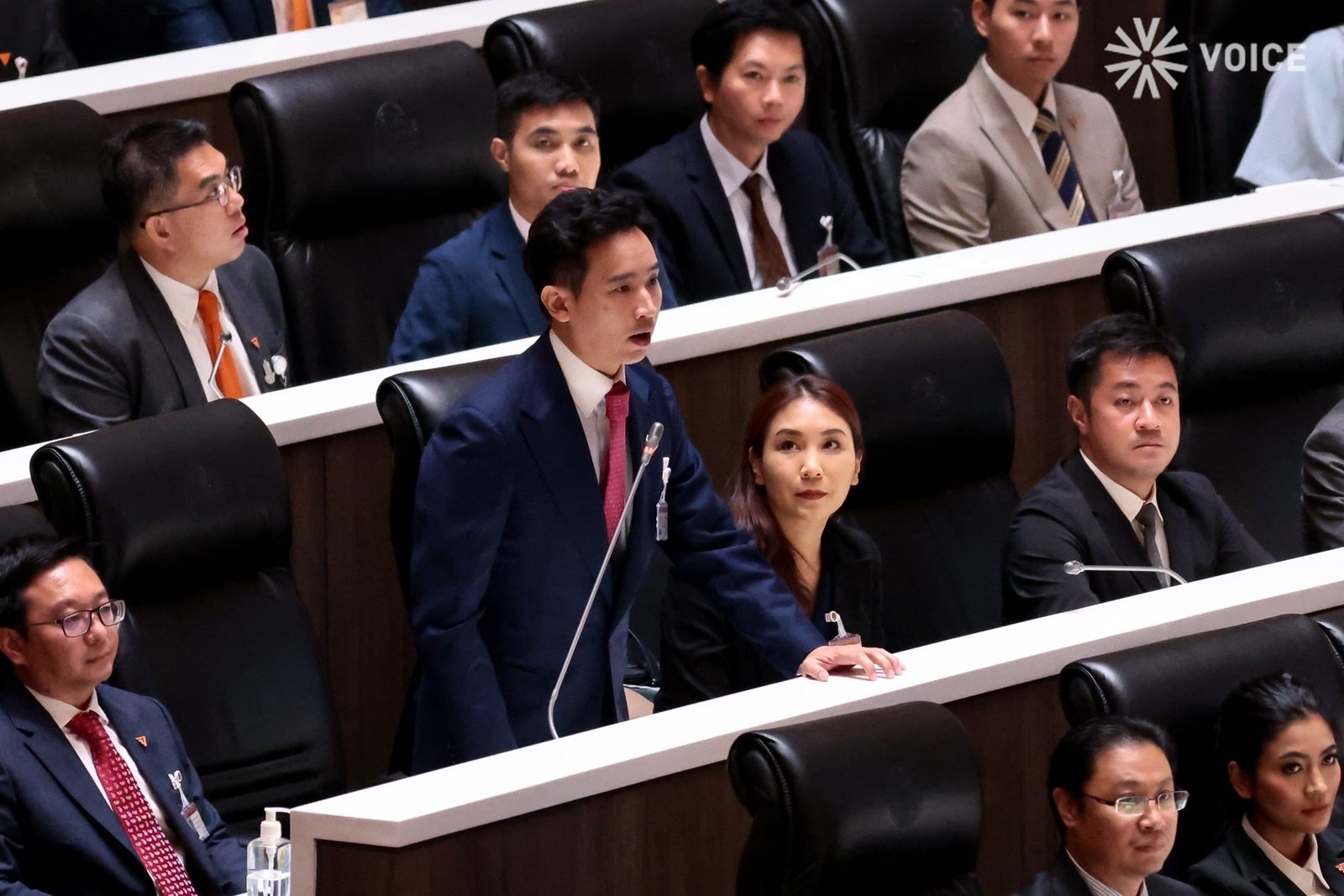 พิธา ศิริกัญญา ก้าวไกล ประชุมสภา IMG_7284.jpeg