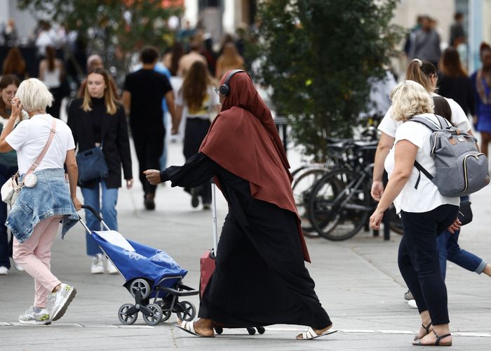 ฝรั่งเศสไล่ นร.หญิงมุสลิมกลับบ้าน หลังไม่ปฏิบัติตามกฎห้ามสวมเสื้อคลุมผ้ายาว