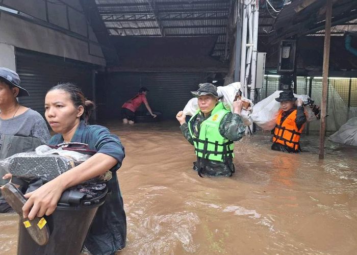 ตากอ่วม! น้ำท่วม ‘ตลาดริมเมย’ อ.แม่สอด หลังฝนตกหนักตลอดคืน หน่วยเฉพาะกิจเร่งช่วยประชาชน