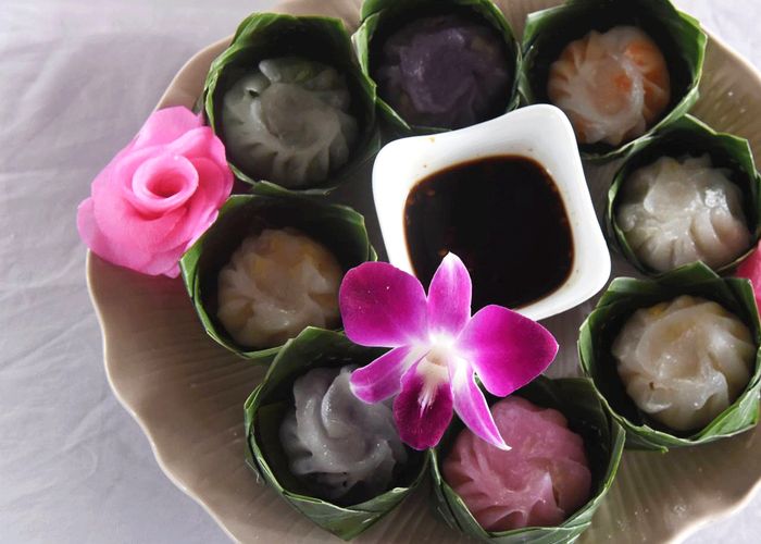 ชัชชาติ ชิมสุดยอดกุยช่ายตลาดพลู ในงาน “ศึกชิงบัลลังก์  กุยช่ายตลาดพลู” มอบรางวัล 4 ทีม อร่อยเด็ด ผลงานโดน