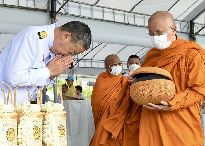 นายกฯเศรษฐาเป็นประธานพิธีทำบุญตักบาตรถวายพระราชกุศล เนื่องในโอกาสวันเฉลิมพระชนมพรรษา พระบรมราชชนนีพันปีหลวง