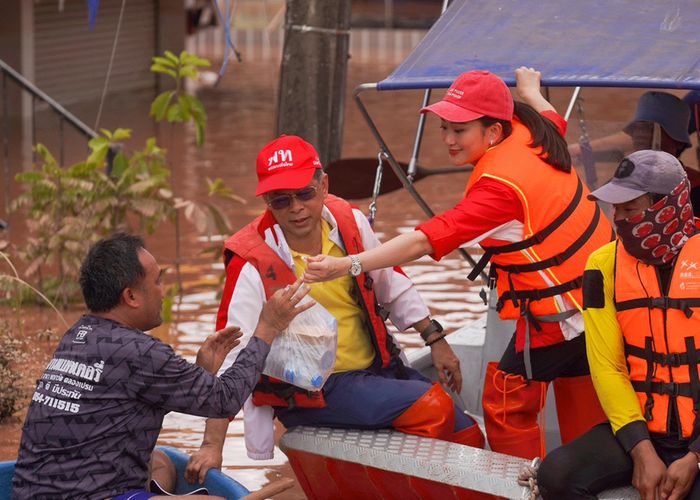 'แพทองธาร' นั่งเรือลุยน้ำแจกถุงยังชีพ เสียงสั่นเครือสงสารชาวบ้าน บอก 'ปฎิบัติหน้าที่ได้เมื่อไหร่เร่งแผนช่วยเหลือเต็มที่'