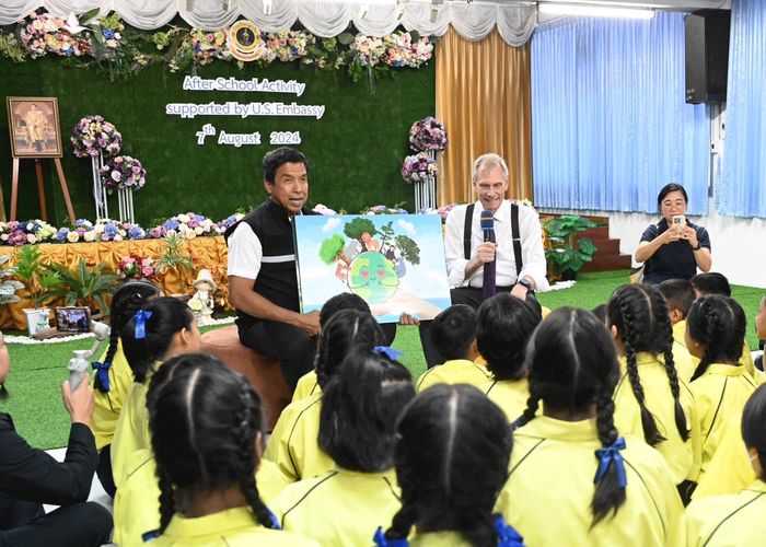 ผู้ว่าฯ ชัชชาติ จับมือทูตสหรัฐฯ ร่วมเป็นครูอาสาฯ สอนวิชาชีวิตให้เด็ก ๆ