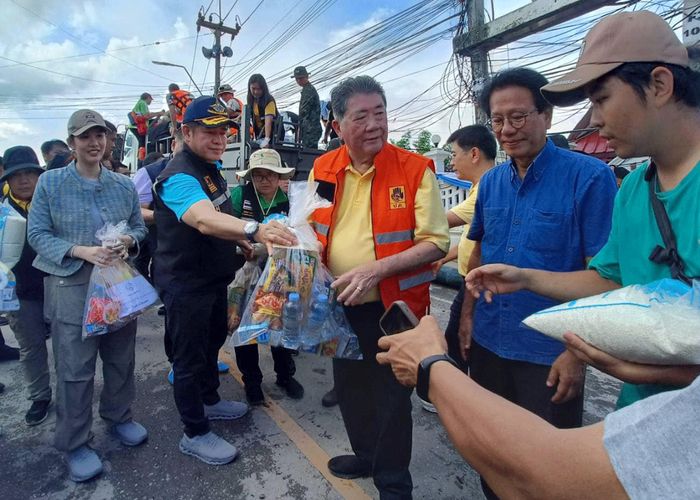 ภูมิธรรมลุยลงพื้นที่น้ำท่วม เชียงราย-น่าน-แพร่ ลั่นจะทำงานกันเต็มที่เพื่อบรรเทาทุกข์ให้พี่น้องประชาชน