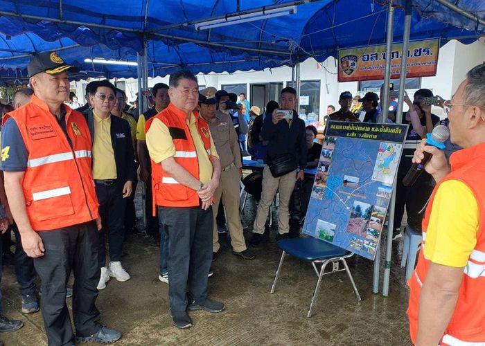 ภูมิธรรม ควง อนุทิน ติดตามสถานการณ์น้ำท่วม และการช่วยเหลือผู้ประสบอุทกภัย อ.เทิง เชียงราย