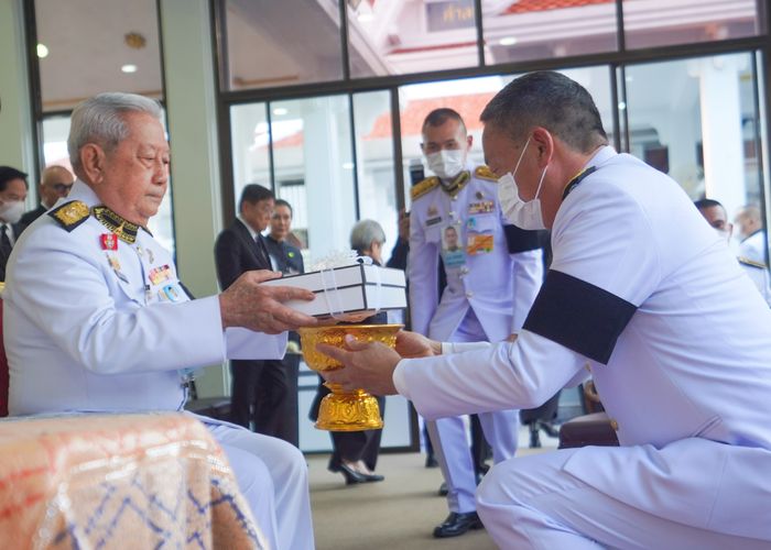 โปรดเกล้าฯ พล.อ.สุรยุทธ์ ผู้แทนพระองค์พระราชทานเพลิงศพ คุณแม่ชดช้อย ทวีสิน