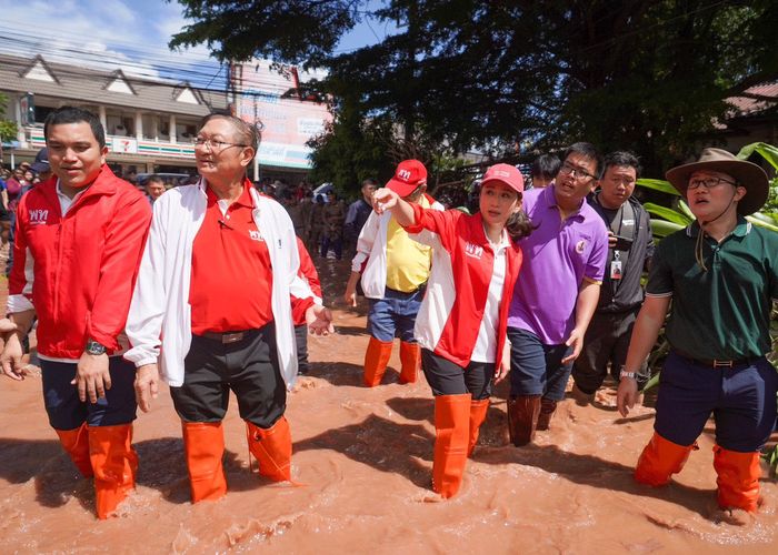 แพทองธาร เยือนโรงทานวัดพระธาตุแช่แห้ง มอบถุงยังชีพ ก่อนลุยน้ำชุมชนม่วงตึ๊ดให้กำลังใจ ชาวบ้านแห่ถ่ายรูป บอก ’นายกฯ สู้ ๆ’