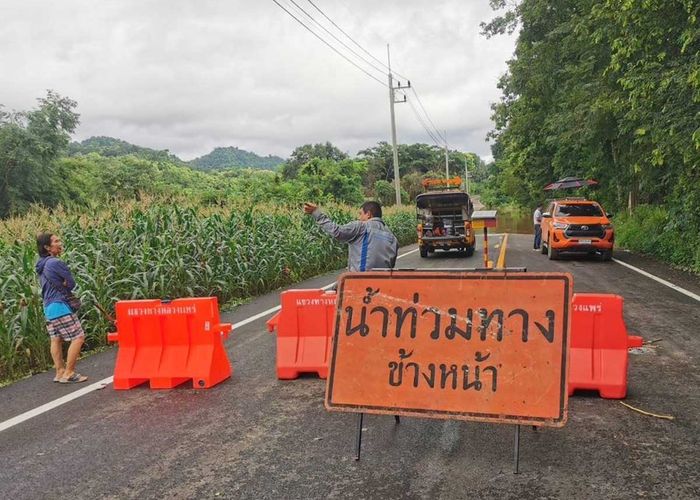 เช็คด่วน! 'ทางหลวง' ผ่านไม่ได้ 14 แห่ง เนื่องจากน้ำท่วม 4 จังหวัด สอบถามเส้นทางโทร 1586