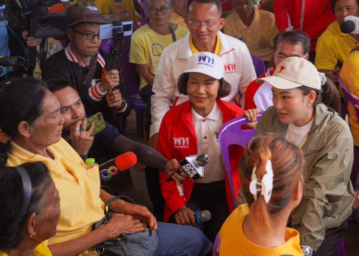 ชาวสุโขทัยต้อนรับ ‘แพทองธาร’ ลงพื้นที่น้ำท่วมอบอุ่น บอก ‘น้ำท่วมไม่กลัว กลัวไม่ได้เห็นนายกฯ คนสวย’ เจอลุงปั่นจักรยาน 10 กิโล บอก ‘มาเจอนายกฯ’