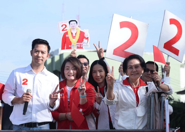 ‘บู้ จเด็ศ’ ปิดจ็อบหาเสียงเลือกตั้งซ่อมพิษณุโลก ขึ้นรถแห่รอบเมืองพิษณุโลก เจอประชาชน รอโบกธงแดงต้อนรับสุดคึกคัก