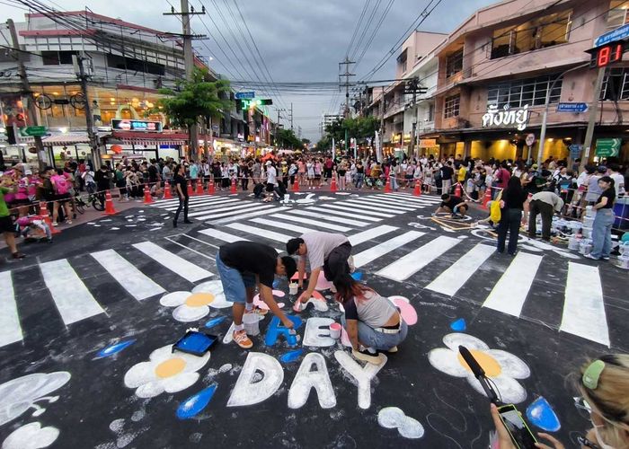 กทม. แจง Car Free Day บรรทัดทอง ไม่ใช้งบประมาณ ไม่ใช้ออกาไนเซอร์ สีจากสปอนเซอร์ ไม่ลื่น ล้างออกได้