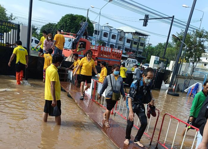 สธ.เผย ‘เชียงใหม่’ น้ำเริ่มลดลง กำชับ 11 จังหวัดท้ายเขื่อนเจ้าพระยาเฝ้าระวัง เตรียมทีมแพทย์ดูแล