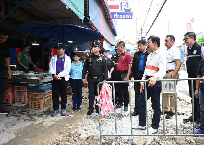 ‘บางกอกน้อย’ จัดระเบียบแผงค้าหน้า ‘ตลาดพรานนก’ พร้อมปรับปรุงทางเท้าถนนอิสรภาพ