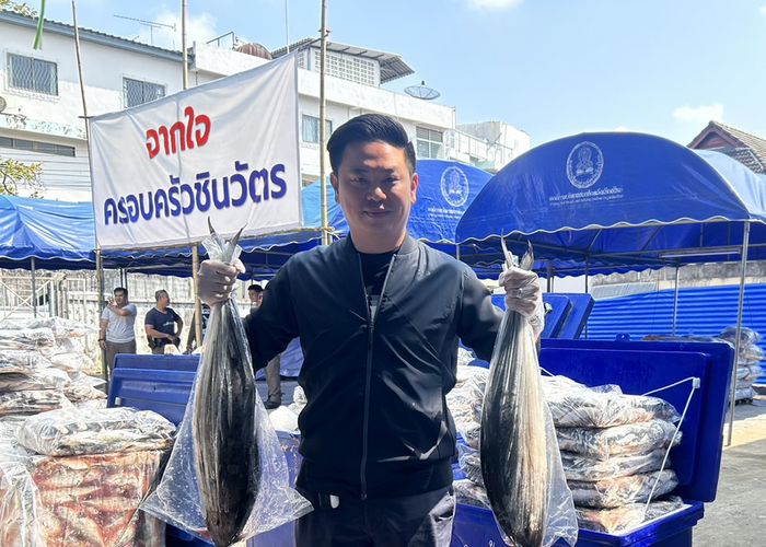 ‘ทักษิณ-ครอบครัวชินวัตร’ ส่งปลาทะเล 10,000 กิโลกรัม ถึงเชียงใหม่ ทำข้าวกล่องแจกประชาชนที่ยังประสบน้ำท่วมขัง