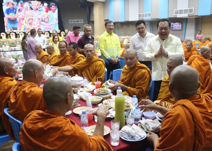 ‘ทวี สอดส่อง’ รมว.ยุติธรรม ลงพื้นที่ยะลา ร่วมถวายสังฆทานพระภิกษุสงฆ์ 70 วัด งานประเพณีชักพระ