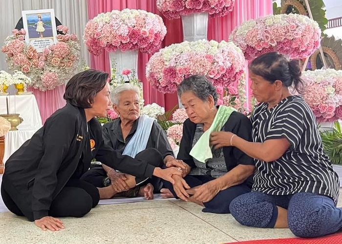 ‘สมศักดิ์’ มอบ ‘สส.พรรณสิริ’ ร่วมงานศพ 2 พ่อ-ลูก เหตุดินสไลด์ จ.สุโขทัย พร้อมให้กำลังใจญาติ เผย กำลังเร่งหาที่ดินสำหรับสร้างบ้านใหม่