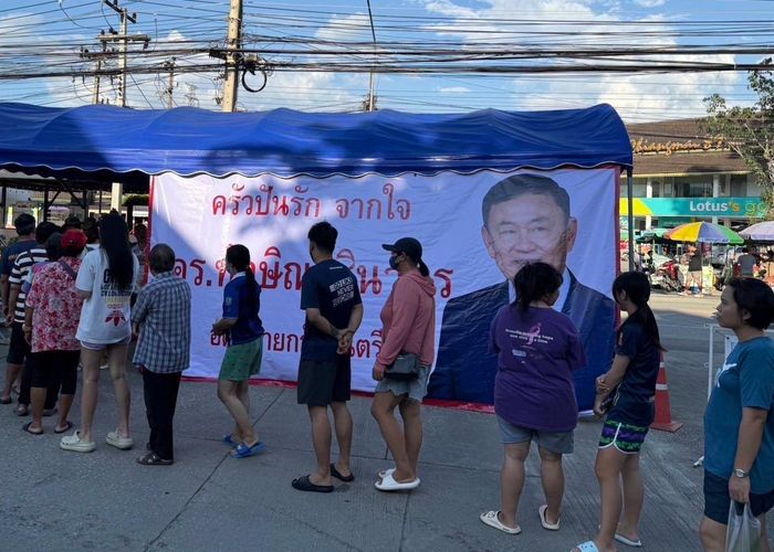 'ทักษิณ-ยิ่งลักษณ์' พร้อม 'บ้านชินวัตร' เปิดโรงครัว-แจกถุงยังชีพ ส่งกำลังใจช่วยชาวเชียงใหม่พ้นวิกฤตอุทกภัยไปด้วยกัน