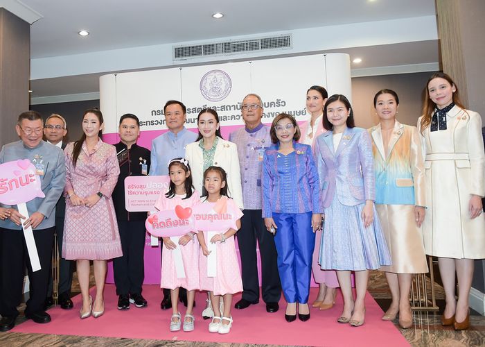 นายกฯแพทองธาร รับมอบเข็มกลัดริบบิ้นสีขาว ในกิจกรรมรณรงค์ยุติความรุนแรงต่อเด็ก สตรี และบุคคลในครอบครัว