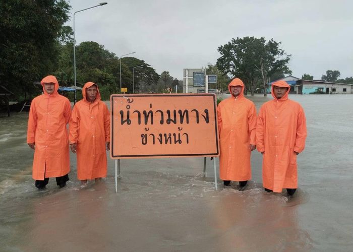 กรมทางหลวงชนบทเตือน น้ำท่วมภาคใต้ ระดับน้ำสูง ถนนสัญจรผ่านไม่ได้ 29 สายทาง สั่งระดมเจ้าหน้าที่เฝ้าระวัง 24 ชั่วโมง