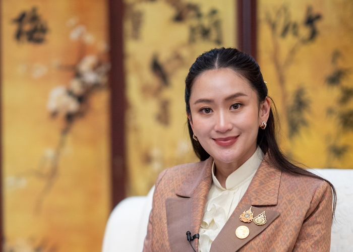 ต้อนรับตรุษจีน 68 นายกฯ รับมอบเสื้อภูฟ้า ภาพวาดฝีพระหัตถ์ 'ปีมะเส็ง ปีงูเล็ก' เชิญชวนร่วมงานตรุษจีนเยาวราชและทั่วประเทศ