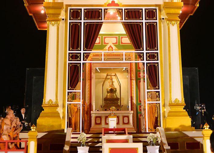 ประชาชนสักการะพระบรมสารีริกธาตุ ‘พระเขี้ยวแก้ว’  ณ ท้องสนามหลวง เนืองแน่น รัฐบาลแนะนำเตรียมตัวก่อนเดินทาง