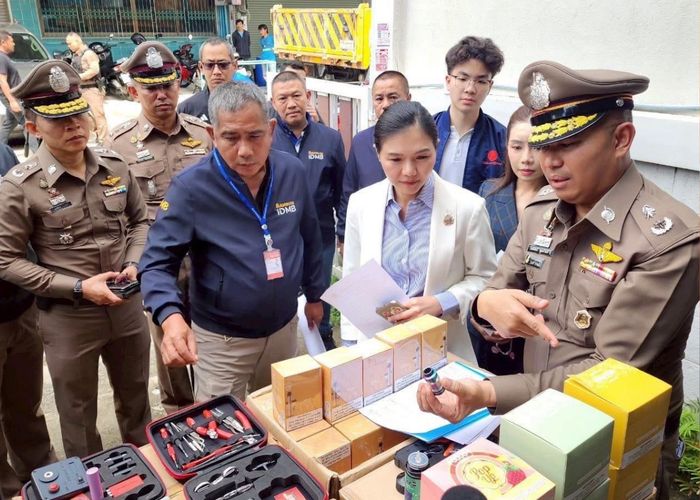 'จิราพร' นำทีมแถลงผลปฏิบัติการทลายแหล่งบุหรี่ไฟฟ้ารายใหญ่ในกรุงเทพฯ ยึดของกลางกว่า 180,000 ชิ้น มูลค่าเกือบ 100 ล้านบาท