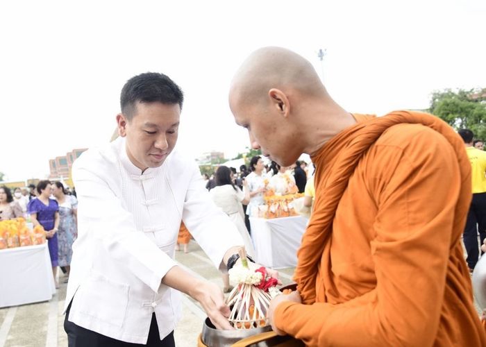 กทม. จัดพิธีทำบุญตักบาตรเนื่องในวันวิสาขบูชา สืบทอดประเพณีอันดีงามในการทำนุบำรุงพระพุทธศาสนา