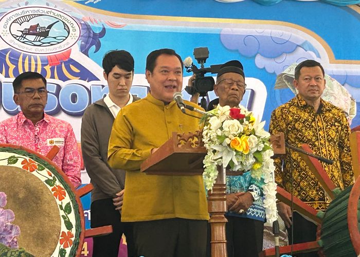 สุดคึกคัก! ชาวนราธิวาสกว่า 2,500 คน แห่ต้อนรับ รมต.ทวี ติดตามการแก้ปัญหายาเสพติด-ชื่นชม อบต.ดุซงญอ สร้างศูนย์เฝ้าระวังยาเสพติดชุมชน