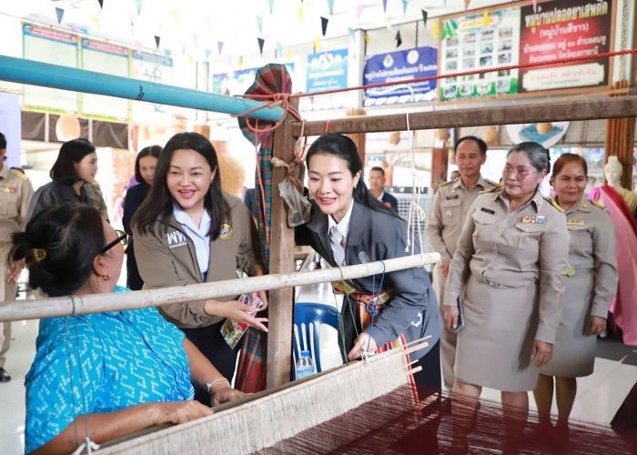 'ธีรรัตน์' ลงพื้นที่บ้านสองคอน ชื่นชมชุมชนต้นแบบ OTOP นวัตวิถี สะท้อนความสำเร็จจากนโยบายรัฐบาล แพทองธาร