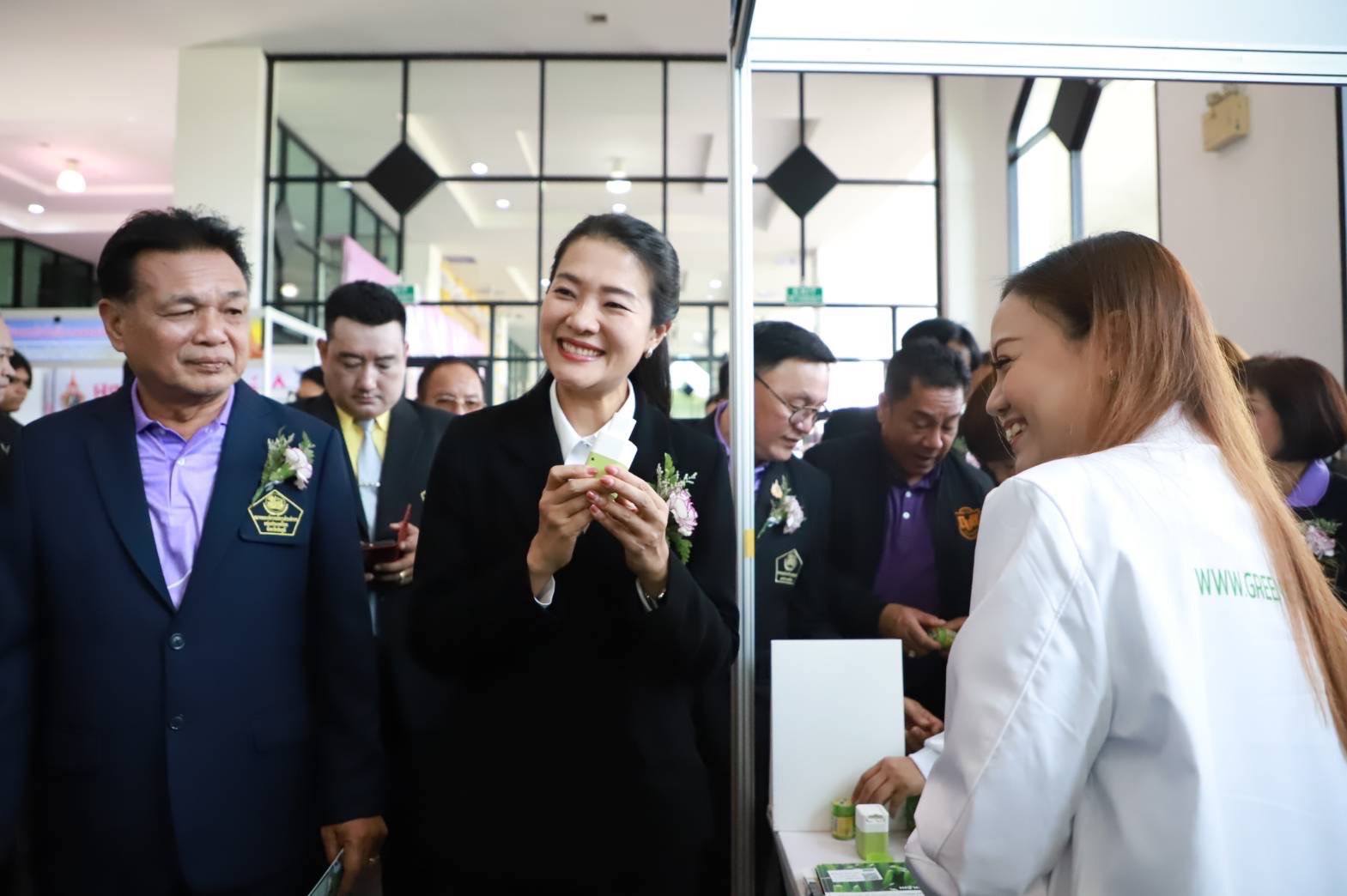 ธีรรัตน์ สำเร็จวาณิชย์