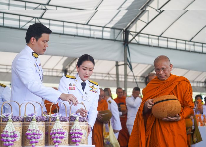 นายกฯและคู่สมรส เป็นประธานพิธีเจริญพระพุทธมนต์  ทำบุญตักบาตรถวายพระราชกุศล วันเฉลิมพระชนมพรรษา พระบรมราชินี