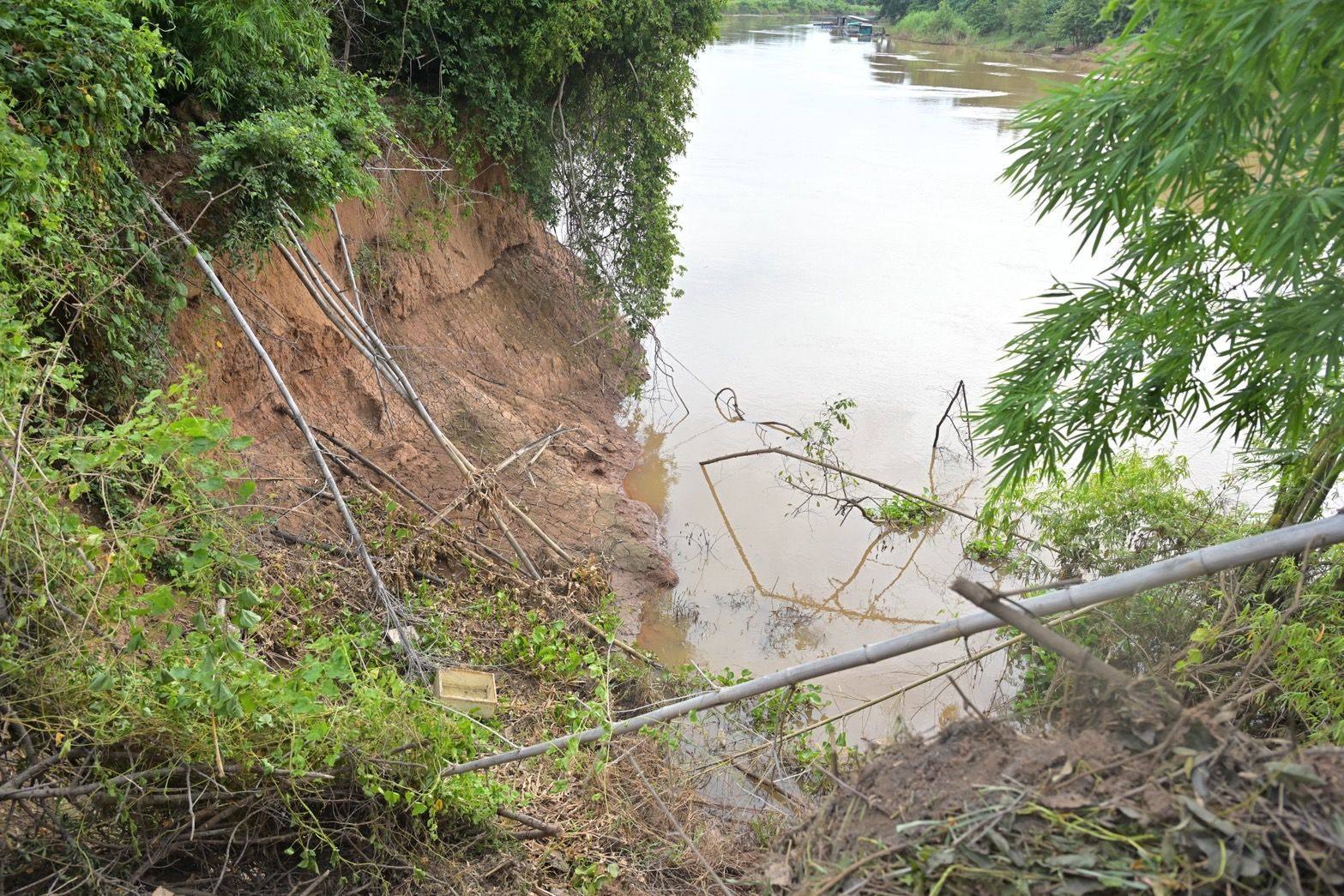 น้ำกัดเซาะตลิ่ง