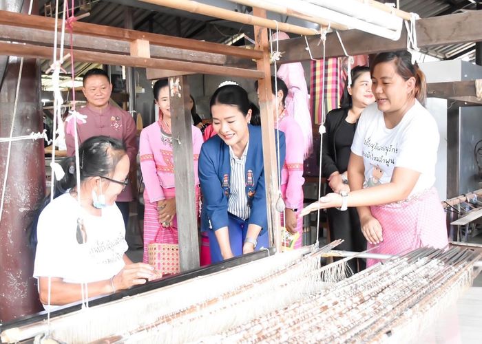 'ธีรรัตน์' ลงพื้นที่ลำพูน ติดตามนโยบาย พบปะกลุ่มสตรี - สั่งการรับมือผลไม้ล้นตลาดตามข้อสั่งการนายกฯ