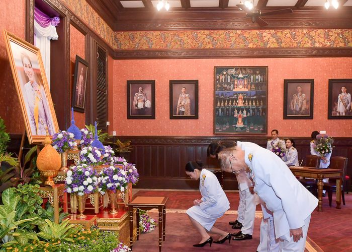 นายกฯและคู่สมรส ลงนามถวายพระพรชัยมงคลสมเด็จพระนางเจ้าฯ พระบรมราชินี เนื่องในโอกาสวันเฉลิมพระชนมพรรษา