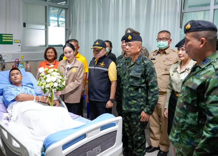 'แพทองธาร' ตัวแทน ครม. ร่วมคณะ รมช.กลาโหม เดินทางไปเยี่ยมและให้กำลังใจ 3 ทหารที่ถูกกับระเบิดที่ช่องบก