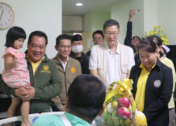 'ทวี' รมว.ยุติธรรม เยี่ยมศูนย์พักพิงฯศรีสะเกษ สั่งการทุกหน่วยงาน ช่วยเหลือ ประชาชนจนกว่าสถานการณ์ไทยกัมพูชาจะคลี่คลาย