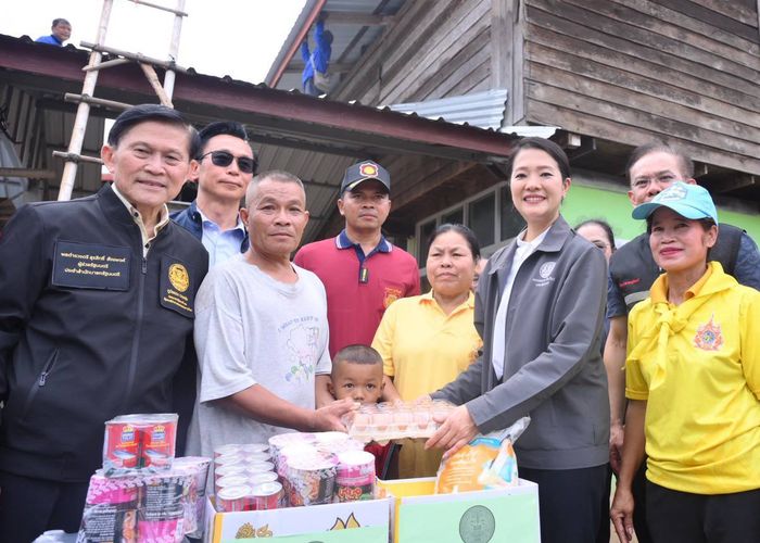 'ธีรรัตน์' ลงพื้นที่ศรีสะเกษ เร่งช่วยเหลือซ่อมบ้านผู้ประสบภัยจากเหตุสะเก็ดระเบิด พร้อมมอบบ้านน็อคดาวน์ สิ่งอุปโภค บริโภค