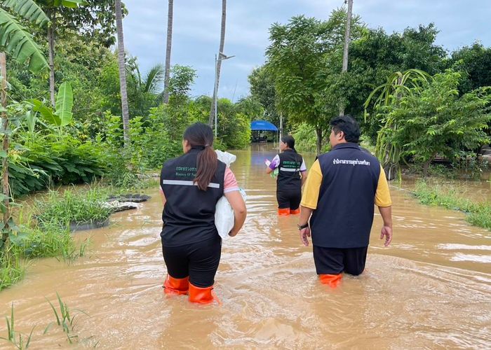 'สมศักดิ์' สั่งช่วยชาวบ้าน หลังโดนพายุคาจิกิถล่ม เผย สุโขทัยเปิดศูนย์พักพิงแล้ว 2 แห่ง ระดมเวชภัณฑ์ยาแจกในพื้นที่