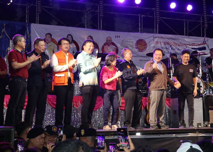 'ทวี สอดส่อง' รมว.ยุติธรรม ลงพื้นที่ศูนย์พักพิงชั่วคราว จ.สุรินทร์ นำกรมราชทัณฑ์ จัดมินิคอนเสิร์ต เสก โลโซ สร้างขวัญกำลังใจ-มอบสิ่งของแก่ทหารและผู้อพยพ